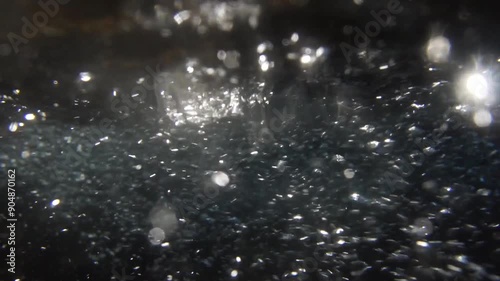 清流の中でキラキラ輝く泡　スローモーション
