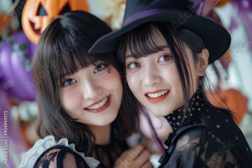 ハロウィンを楽しむ笑顔の日本人女性（SNS・映え・インスタ・女子会・インフルエンサー） photo