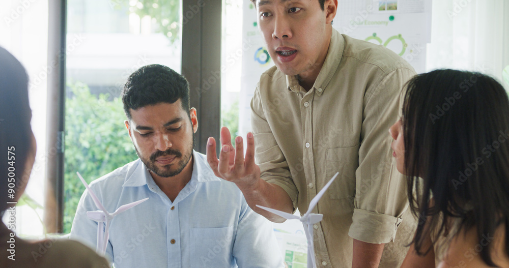 Obraz premium Group diverse Asia businesspeople talk ESG strategies risk management workshop, SDGs report, global warming, green finance and investment and net zero waste lifestyles in boardroom training building.