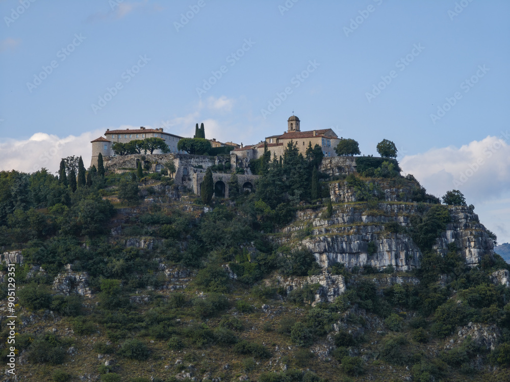 Blick auf das Château de Gourdon in Südfrankreich