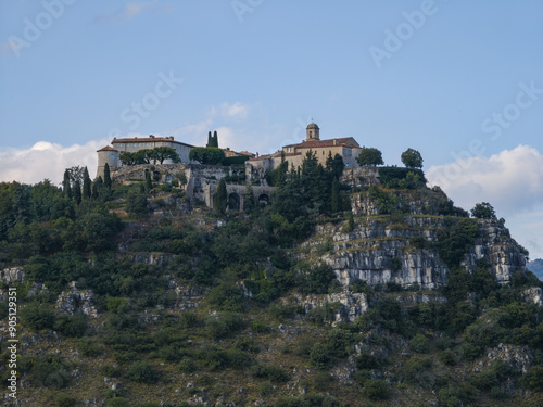 Blick auf das Château de Gourdon in Südfrankreich photo