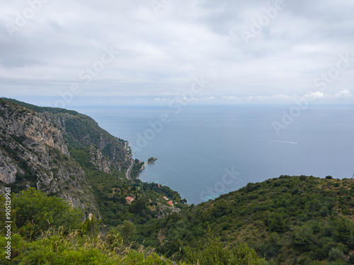 Blick von der Moyenne Corniche in eine Bucht bei Èze in Frankreich