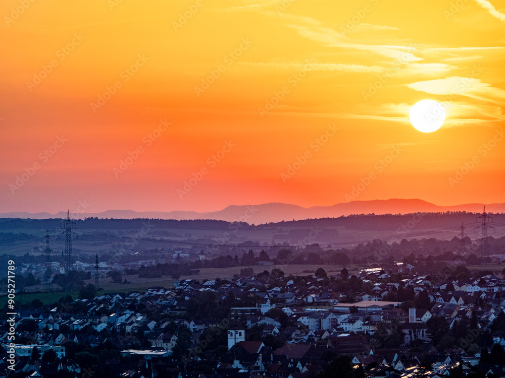 Fototapeta premium Sonnenuntergang über Höhenzug