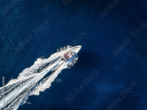 Obraz na płótnie Aerial overhead view of a RIB Boat crossing the blue ocean with speed w salonie