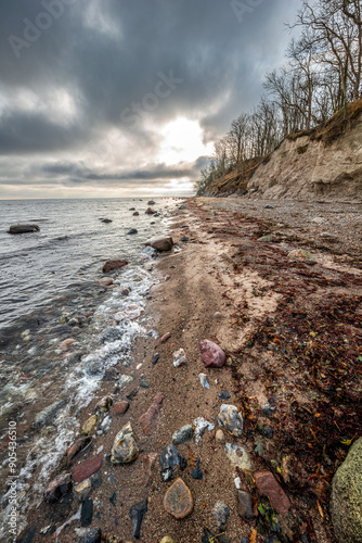 Die malerische Steilküste bei Katharinenhof auf der Ostseeinsel Fehmarn nach dem Sturm, im Herbst 2023