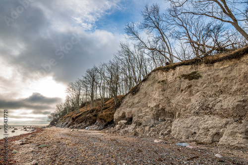 Die malerische Steilküste bei Katharinenhof auf der Ostseeinsel Fehmarn nach dem Sturm, im Herbst 2023