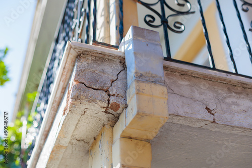 Foto cracked balcony on a building facade