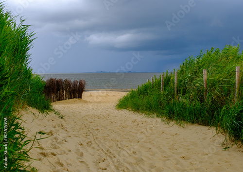 Strandzugang bei schlechtem Wetter photo