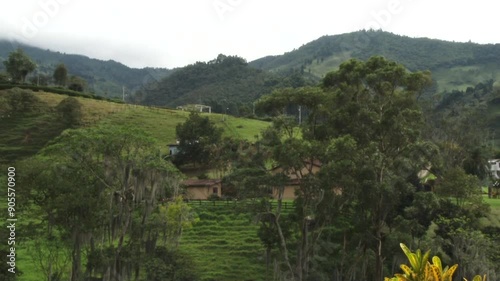 Paneo de campo en municipio colombiano, acompañado de casas y fincas