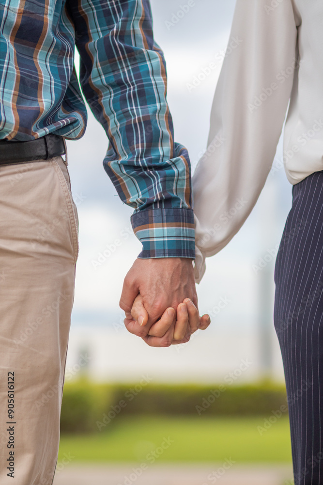 Φωτογραφία Lovers walk hand in hand to express their love for each other and symbolize love, kindness and beautiful friendship on a blurred background of beautiful scenery on the winter morning