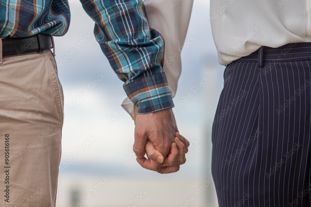 Φωτογραφία Lovers walk hand in hand to express their love for each other and symbolize love, kindness and beautiful friendship on a blurred background of beautiful scenery on the winter morning