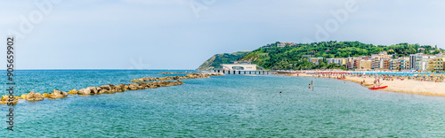 Tableau sur toile A view along the beach at Gabicce Mare, Italy in summertime
