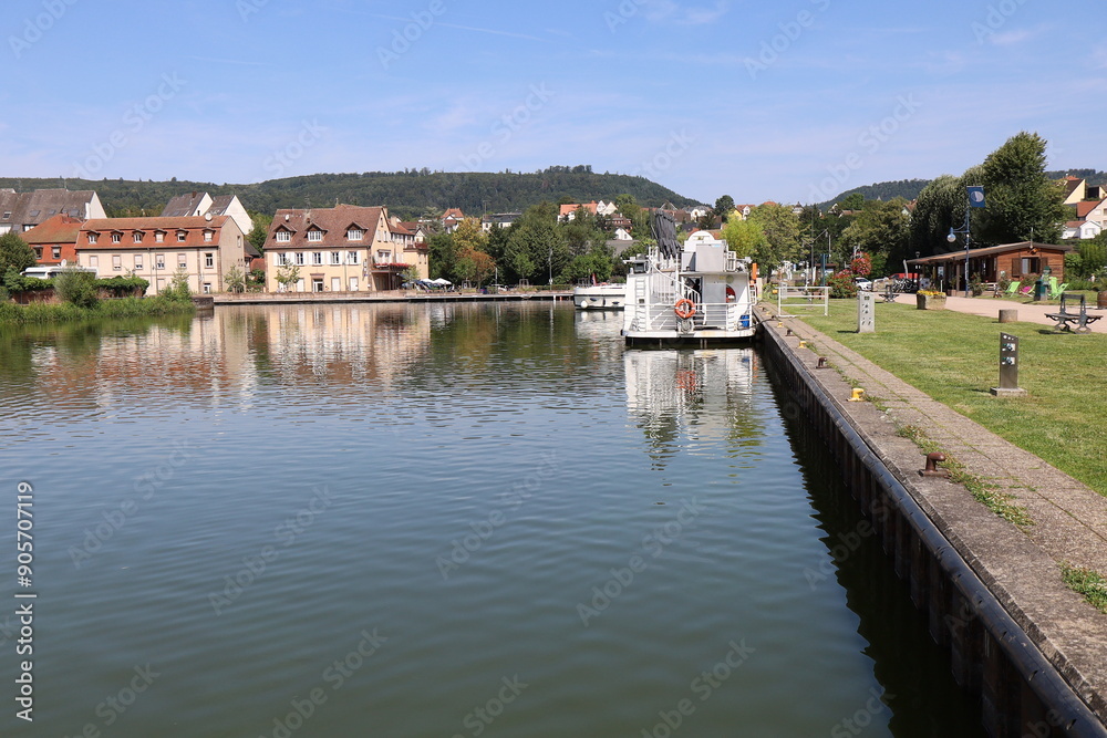 Obraz premium Le canal de la Marne au Rhin, ville de Saverne, département du Bas Rhin, France