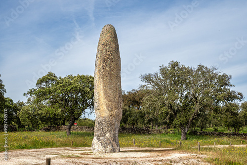Foto The Standing Stone, Menhir of Meada at Castelo de Vide, Portugal