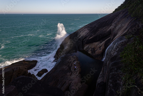 Cachoeira na beira do mar agitado photo