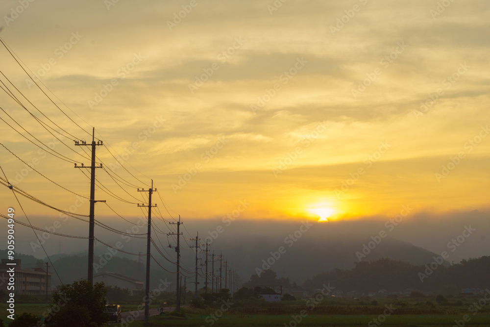 田舎の町に沈む夕日 田舎の町に沈む夕日