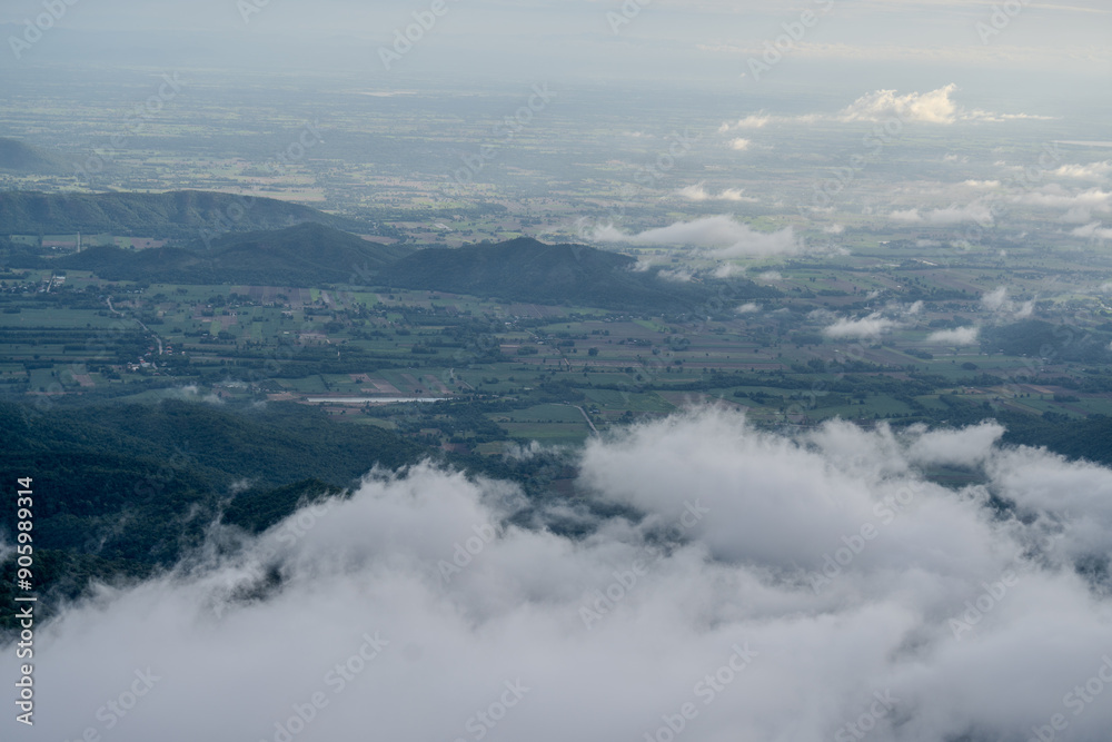Obraz premium The sky is cloudy and the mountains are in the background