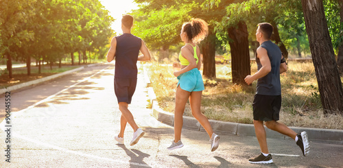 Group of sporty young peopl...