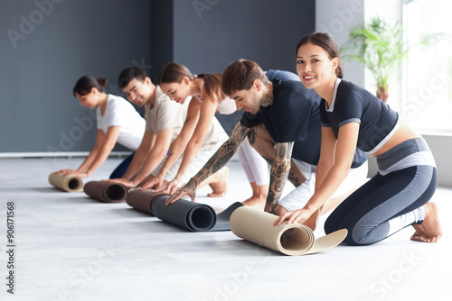 Group of sporty young peopl...