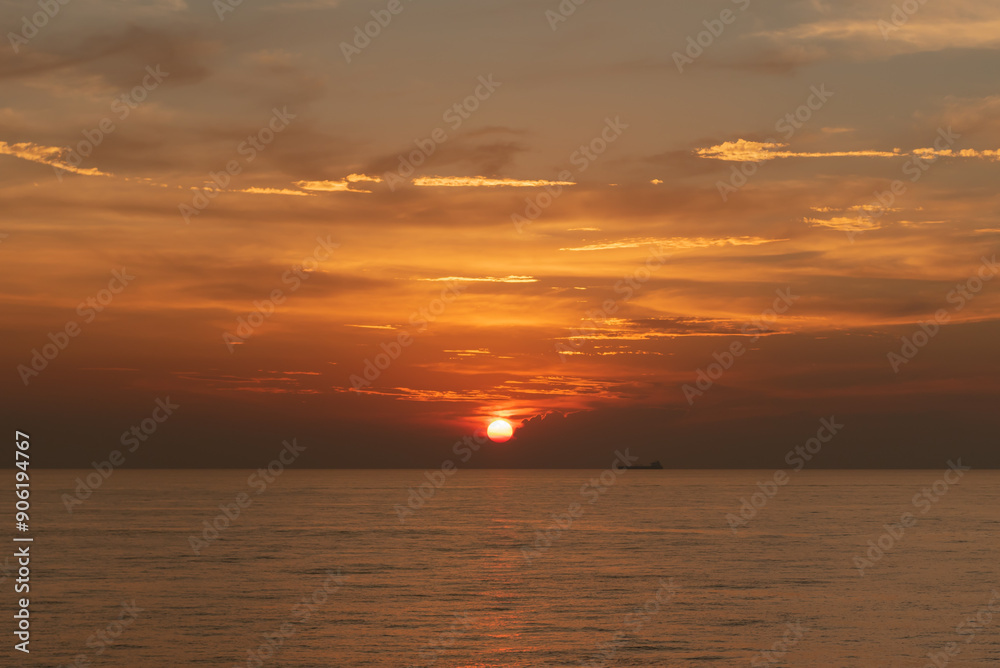 Obraz premium 하루의 시작과 끝을 알리는 자연