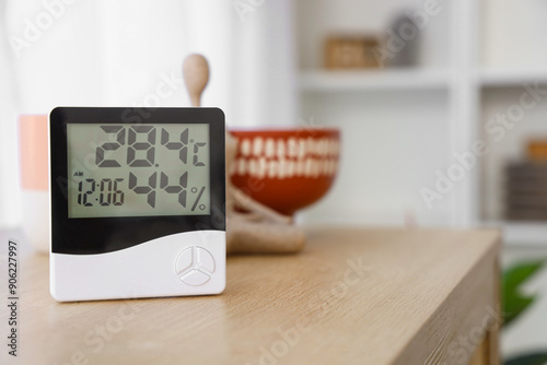 Foto Digital hygrometer on shelf in living room, closeup