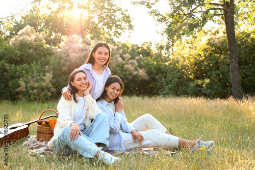 Young women sitting on picn...