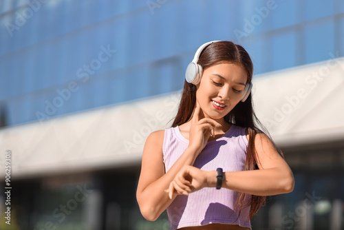 Sporty Asian woman in headp...
