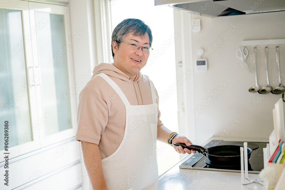 キッチンと笑顔の中年男性 キッチンと笑顔の中年男性