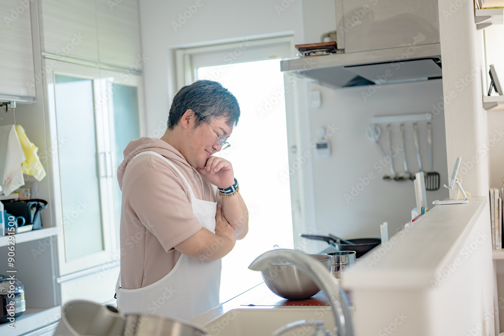 キッチンで考える中年男性 キッチンで考える中年男性