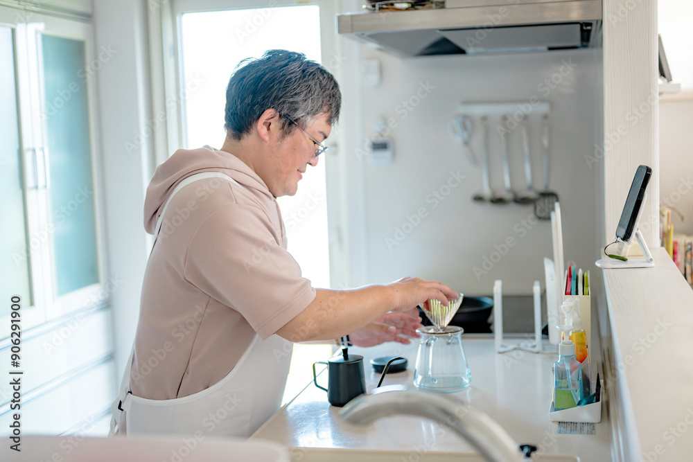 珈琲を入れる中年男性 珈琲を入れる中年男性