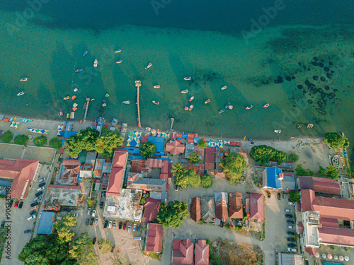 Foto Aerial drone view of  fishing village by Toba Lake side with blue water at Pangu