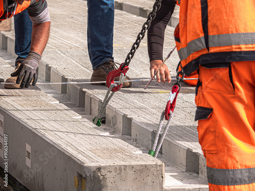 Der Straßen- und Schienenbau umfasst den Bau und die Instandhaltung von Verkehrswegen. Von der Planung über Erdarbeiten, Materialeinsatz bis zur Installation von Schienen oder Asphaltbelägen, um Mobil photo