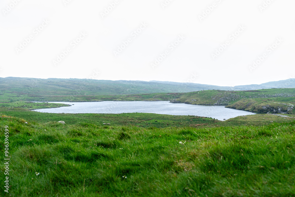 Der See Lough Doo Lough na Cranagh Crannog auf dem Fair Head Landzunge in Nordirland bei regnerischem bewölkten Wetter
Der See Lough Doo Lough na Cranagh Crannog auf dem Fair Head Landzunge in Nordirland bei regnerischem bewölkten Wetter