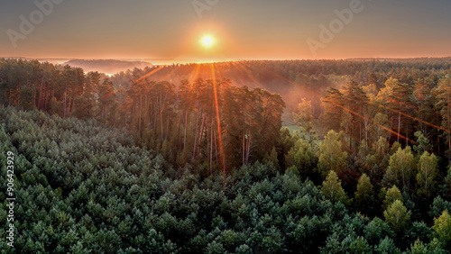 Fototapeta Naklejka Na Ścianę i Meble -   Wschód słońca na Mazurach w północno-wschodniej Polsce.