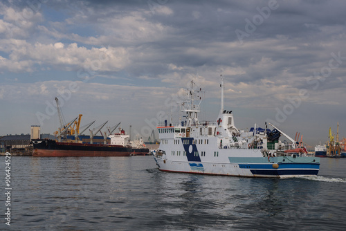 MARITIME TRANSPORT - Research/survey vessel sails to seaport