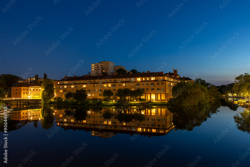 Obraz premium Stockholm, Sweden The residential island of Reimersholme at night and reflections in the lake.