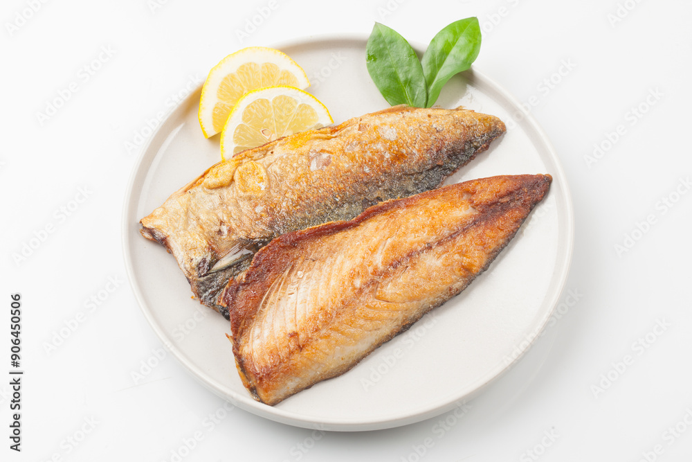 Mackerel is a saltwater fish of the mackerel family. The body is fat and plump, has greenish-black wave patterns on the back, and the belly is silver-white. Mackerel is a saltwater fish of the mackerel family. The body is fat and plump, has greenish-black wave patterns on the back, and the belly is silver-white.