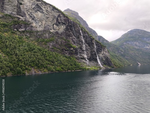 Fiordo de Geiranger, Fiordo Noruego con cascada