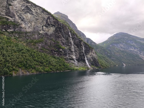 Fiordo de Geiranger, Fiordo Noruego con cascada