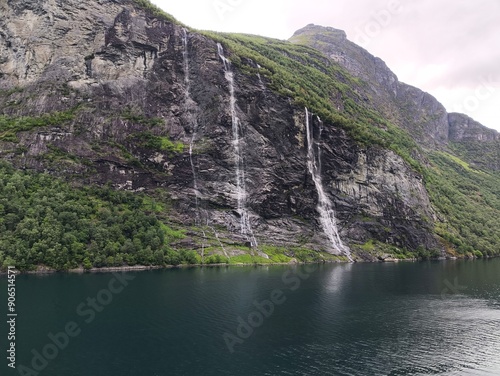 Fiordo de Geiranger, Fiordo Noruego con cascada