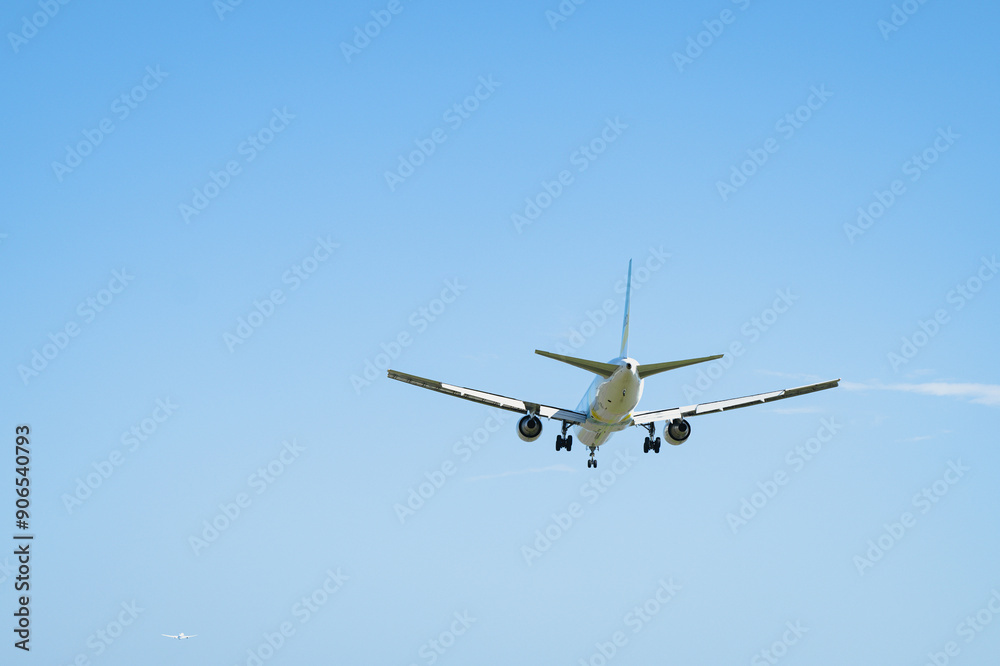 空を飛ぶ飛行機 空を飛ぶ飛行機
