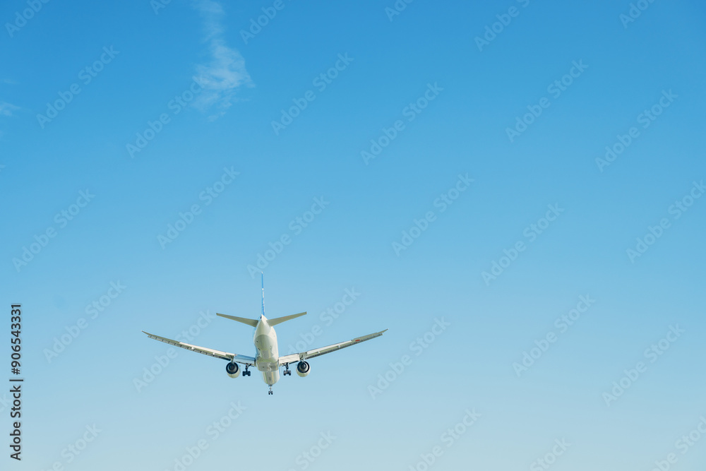 空を飛ぶ飛行機 空を飛ぶ飛行機
