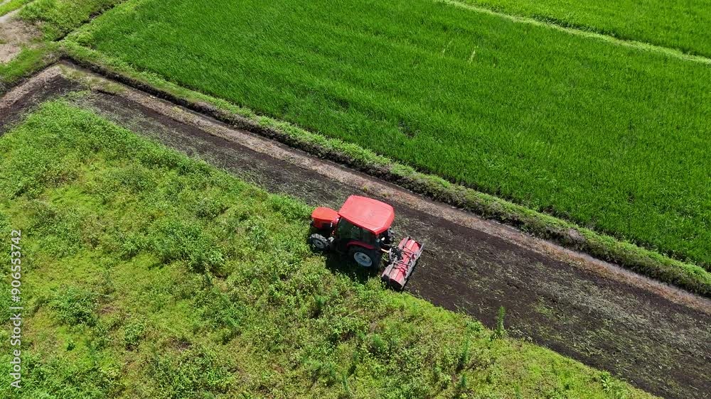 田畑を耕しているトラクター　農業　イメージ　空撮　ドローン撮影