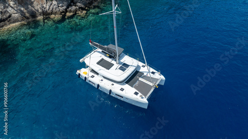 Foto Stunning drone shot of a catamaran navigating the open sea.