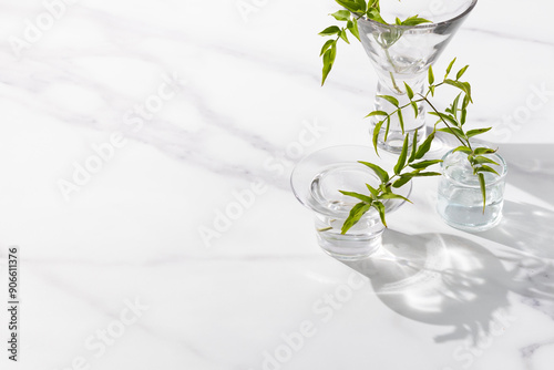 グラスと観葉植物、ジャスミンの葉 