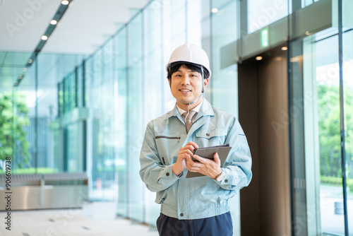 工事現場の確認をする作業着を着たビジネスマン