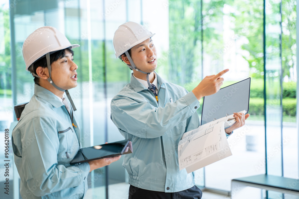 工事現場の打合せをする作業着を着たビジネスマン