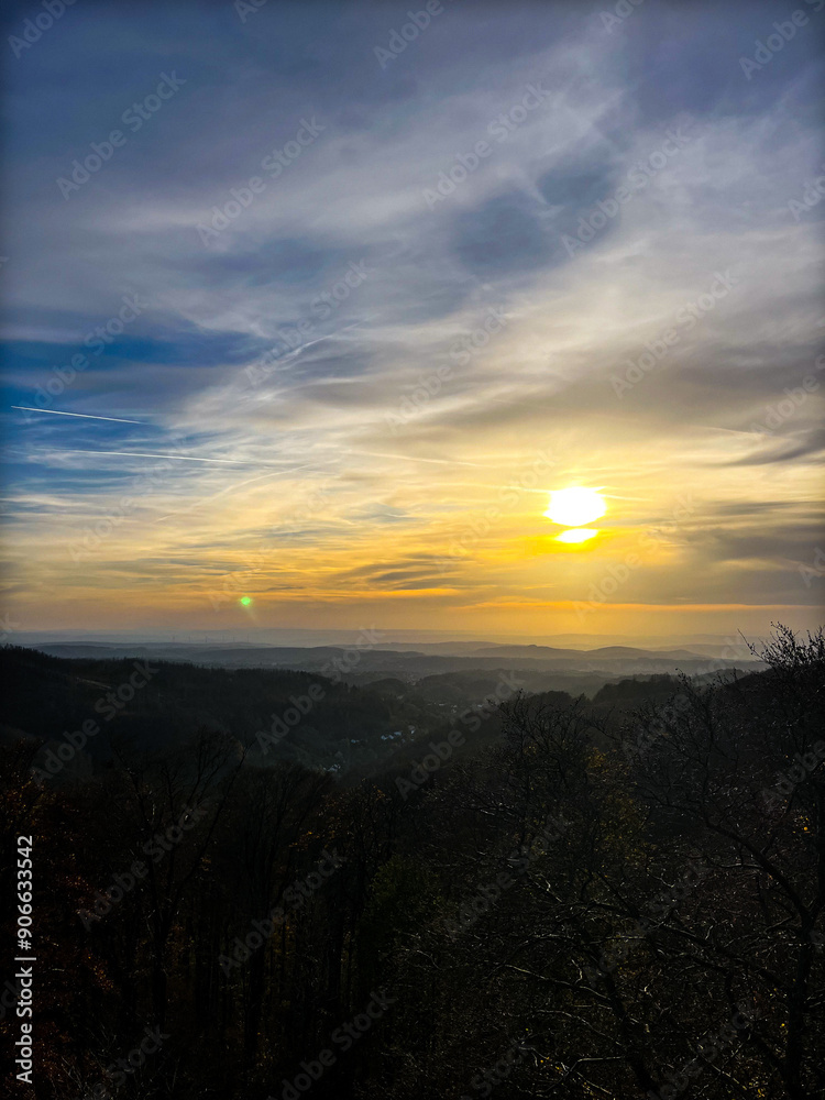 Naklejka premium Ausblick auf Mittelgebirge zum Sonnenuntergang