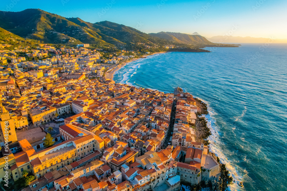 Φωτογραφία Old town of Cefalu, medieval village of Sicily island, Province of Palermo, Italy