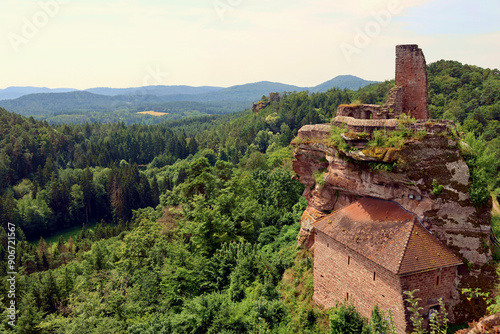 Aussicht in den Pfälzerwald von den Altdahner Burgen bei Dahn im deutschen Landkreis Südwestpfalz im Bundesland Rheinland-Pfalz. Aussicht vom Premium-Wanderweg Hahnfels-Tour. photo